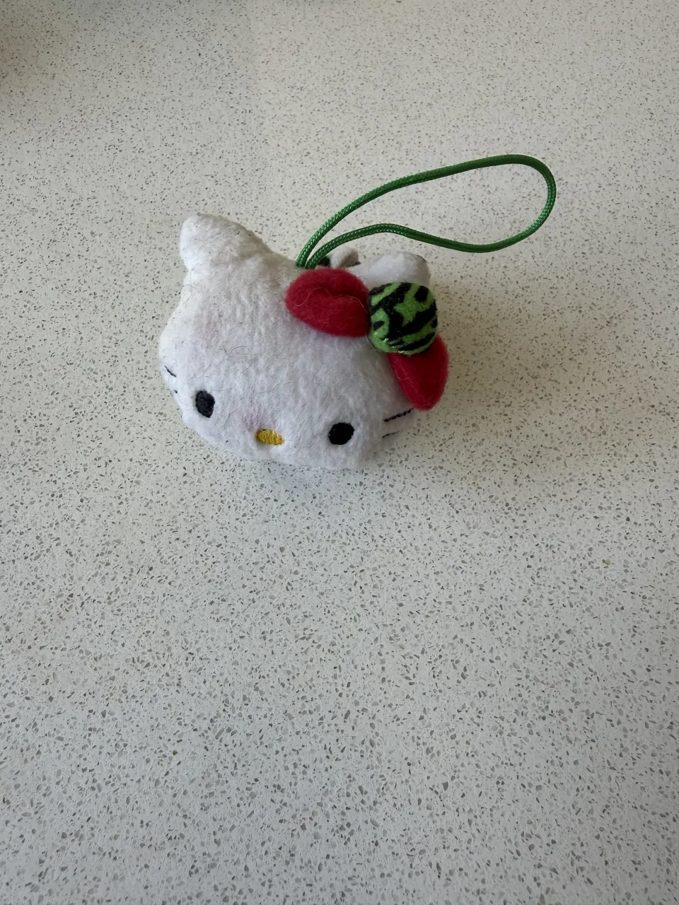 Adorable llavero/peluche de Hello Kitty con diseño de sandía. Perfecto para colgar en tu mochila, cartera o llaves. ¡Un toque tierno y divertido para tu día a día!