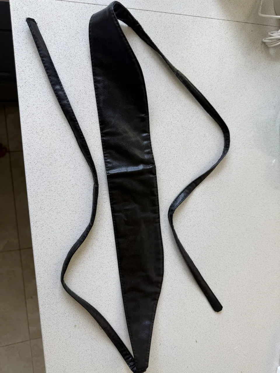 Cinturón negro , ideal para marcar la cintura y darle un toque chic a cualquier outfit. Se ata anudándolo, lo que permite ajustarlo a diferentes talles y estilos.