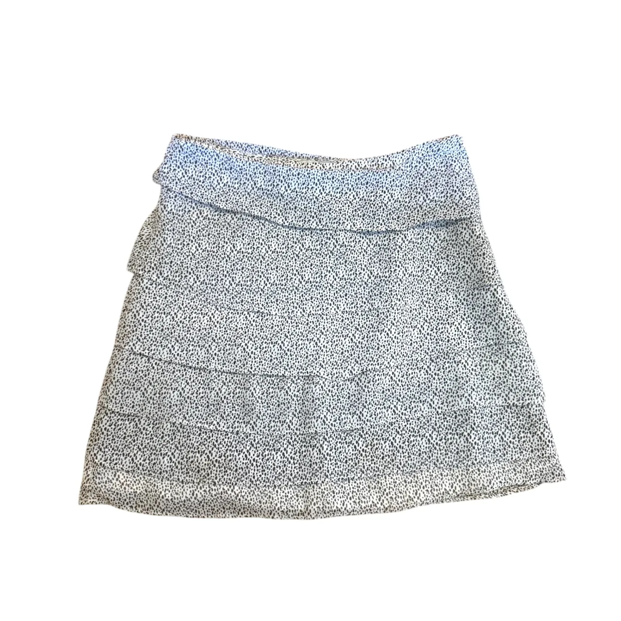 Pollera corta con volados y estampa de puntos pequeños. Cierre en la espalda.