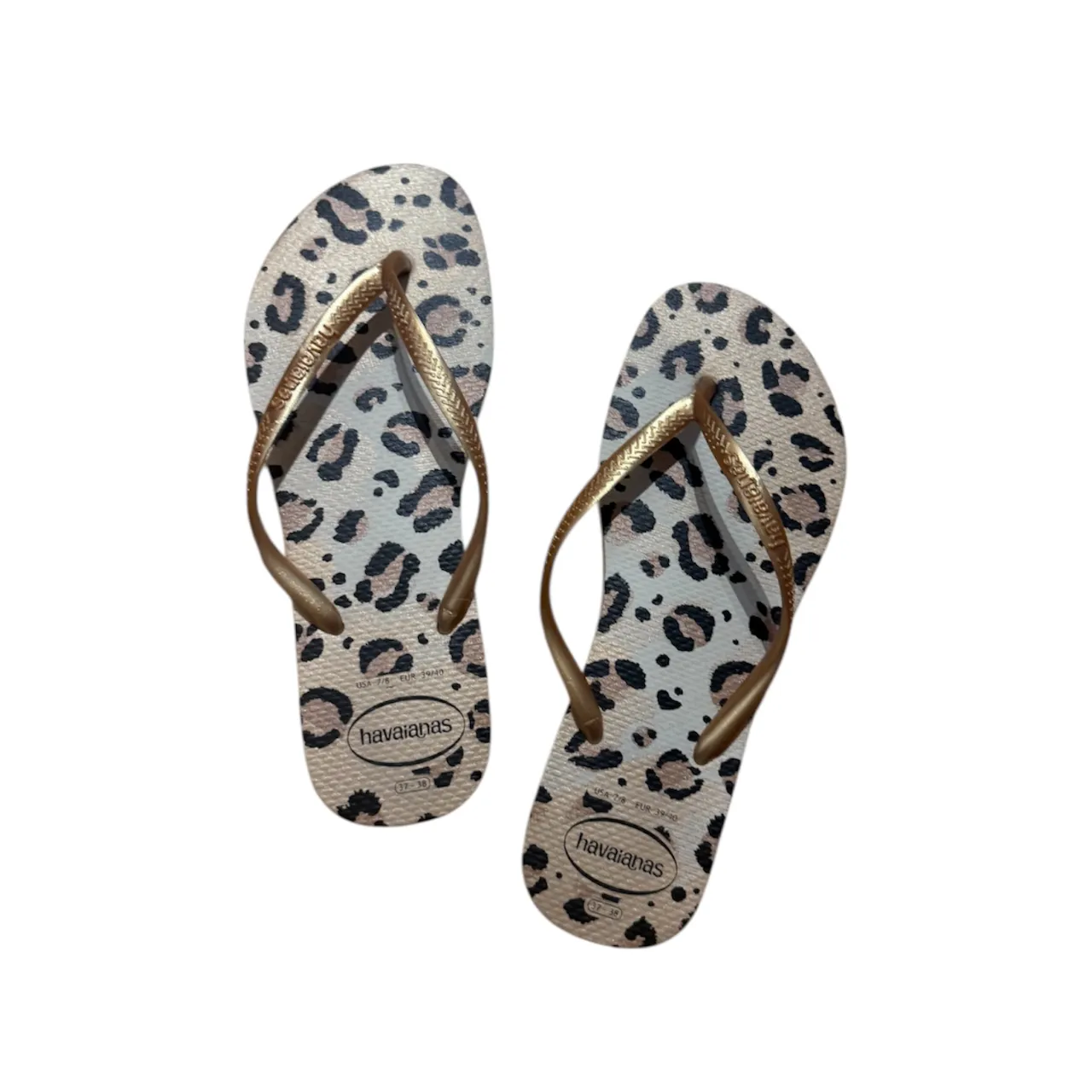 Ojotas Havaianas con estampa de leopardo en tonos beige y negro . Las tiras son doradas. son talle 37/38