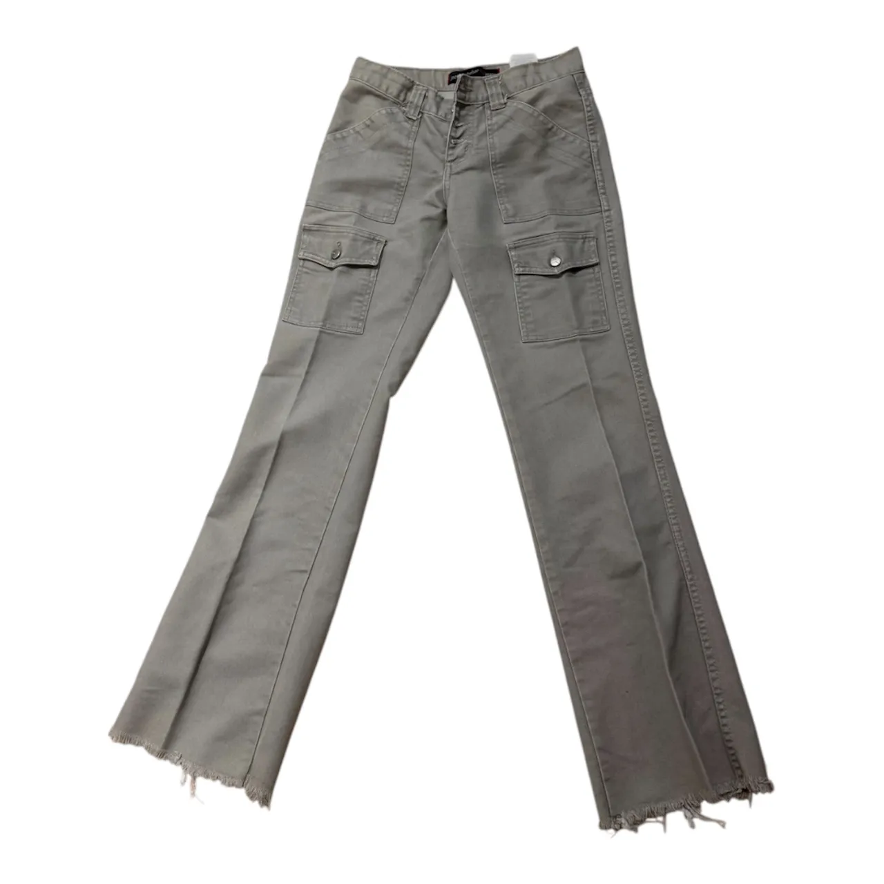 Pantalón cargo de gabardina color tiza, con bolsillos frontales y traseros con tapa y botón. Posee detalles de roturas en los bajos. bien y2k