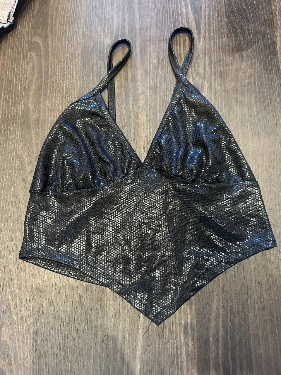 Top negro con diseño de reptil, ideal para fiestas y salidas. Estilo Y2K.