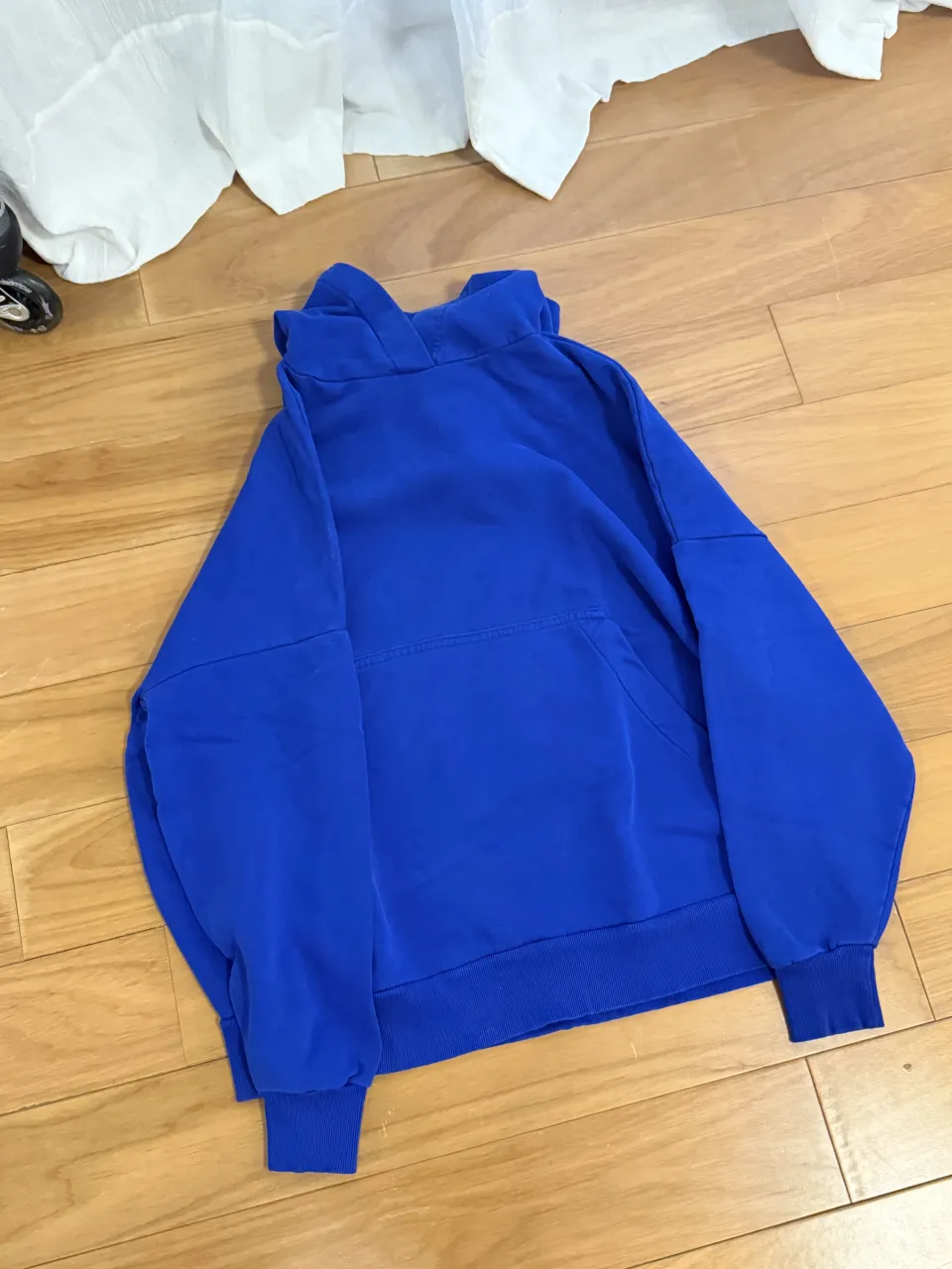 Buzo azul con capucha y bolsillo canguro.