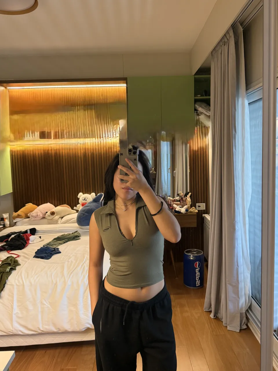 Musculosa  color verde militar con cuello polo y cierre.