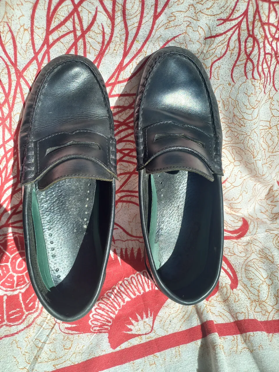 Zapatos náuticos de cuero negro, ideales para un look casual y elegante. Perfectos para el día a día o para ocasiones informales.