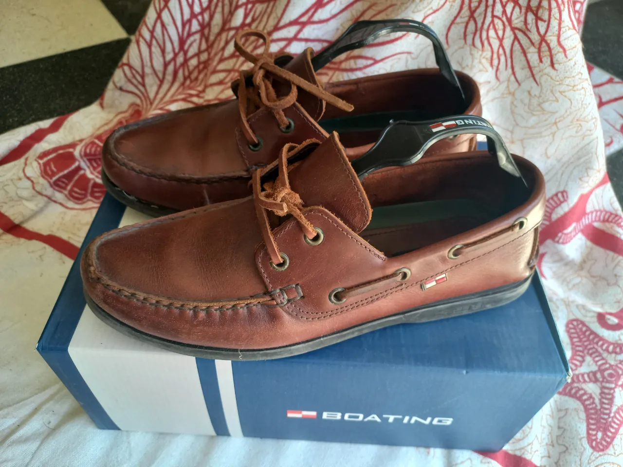 Zapatos náuticos de cuero marrón, ideales para un look casual y cómodo. Perfectos para paseos en barco o para el día a día en climas cálidos. Con cordones y suela antideslizante. Muy poco uso!