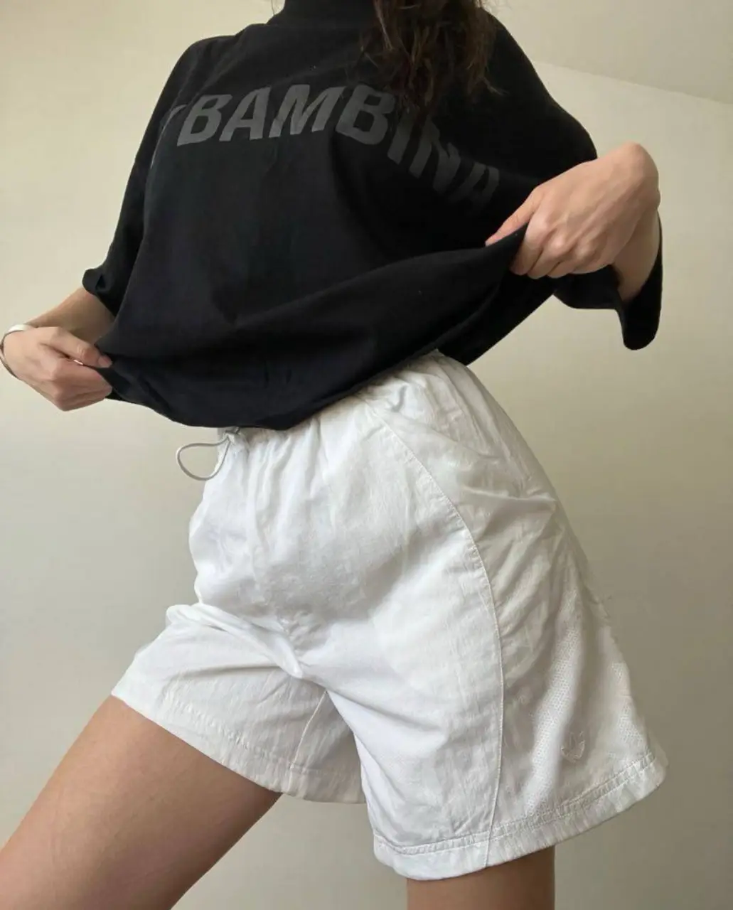 Short deportivo Adidas blanco, con logo de la marca. Ideal para actividades deportivas o uso casual.