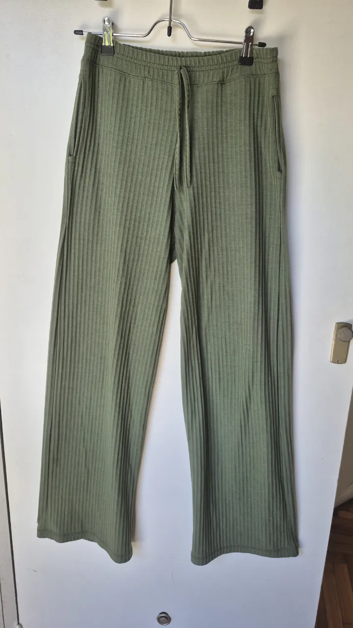 Pantalón de morley ancho, tiro alto, con cordón ajustable en la cintura y bolsillos laterales. Súper cómodo y canchero, ideal para un look relajado y a la moda.