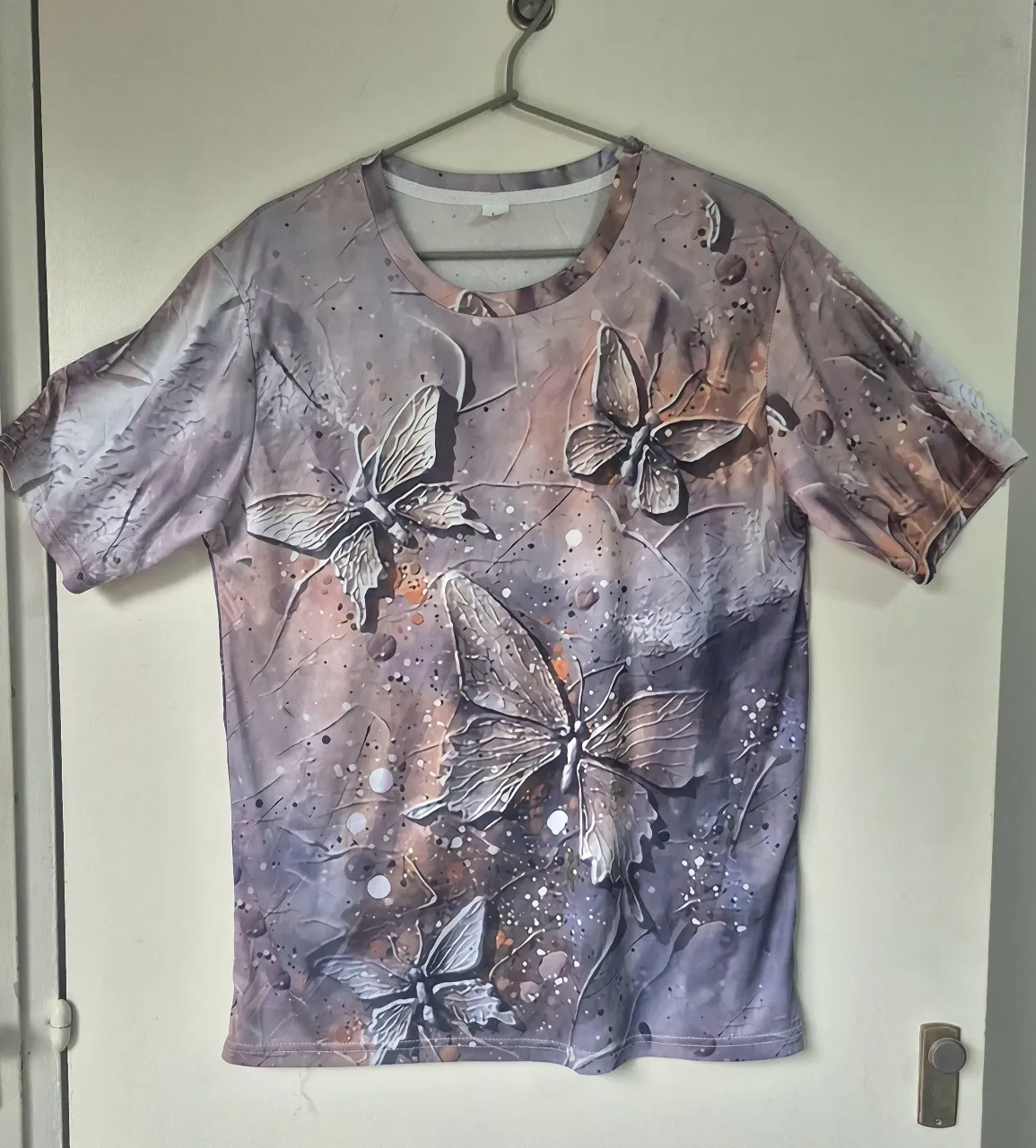 Remera estampada con mariposas en 3D. Diseño único y llamativo, ideal para destacar tu estilo.