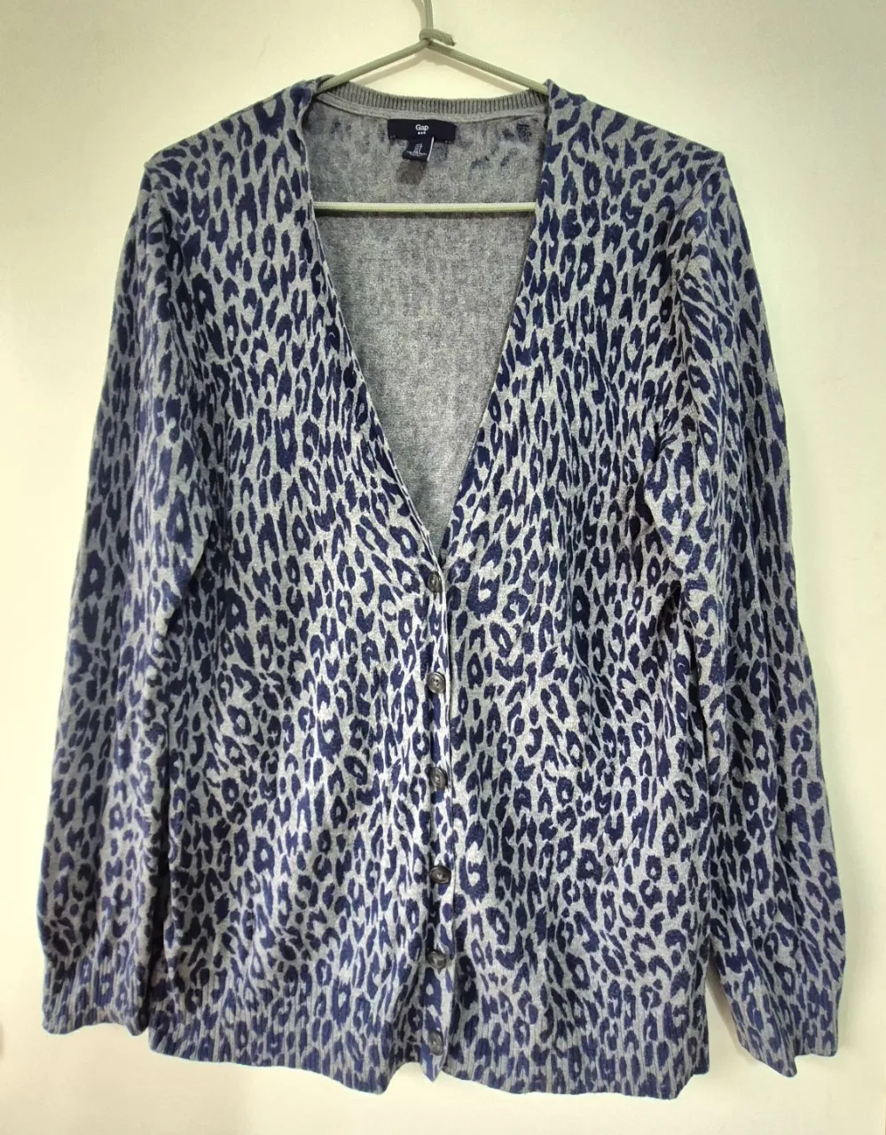 Cardigan de mujer con estampa de leopardo en tonos azules y grises. Ideal para un look casual y canchero.