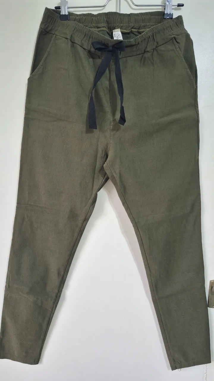 Pantalón elastizado,  color verde militar, con cordón negro  en la cintura. Posee bolsillos laterales que lo hace súper cómodo y versátil. Ideal para un look casual o para ir a trabajar.