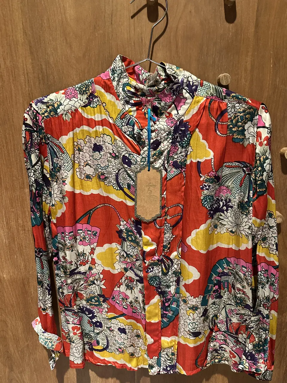 Camisa de Holi por Dolores Barreiro, estampada con diseño floral y detalles orientales. Ideal para un look bohemio y con estilo.