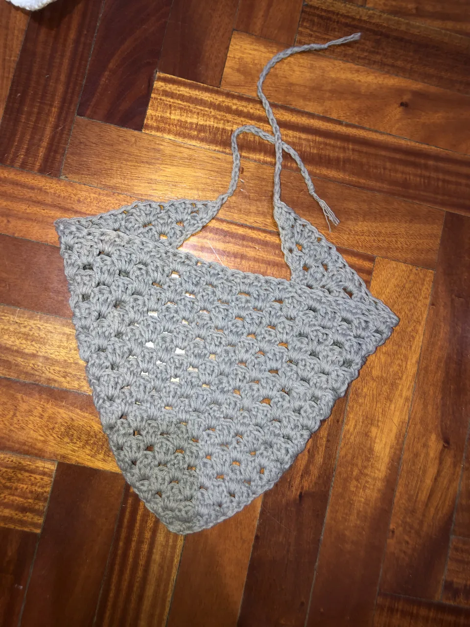Top pañuelo de crochet triangular GRIS con tiras para atar. 