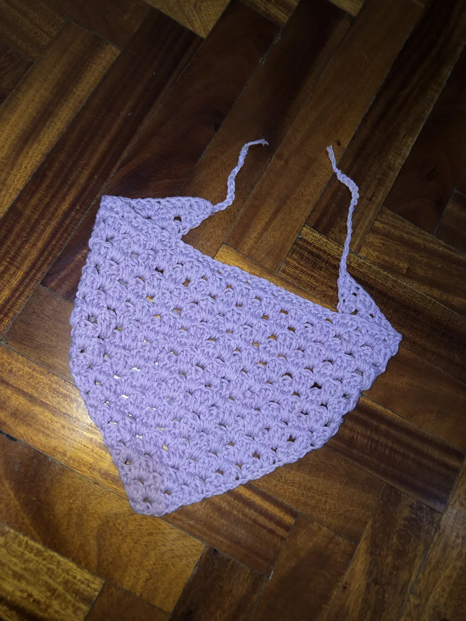 Top pañuelo de crochet triangular LILA con tiras para atar. 