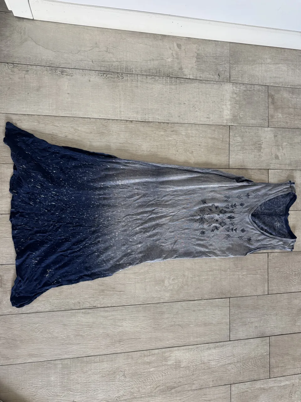 Vestido largo sin mangas con degradado de azul oscuro a gris y estampa geométrica en el pecho.