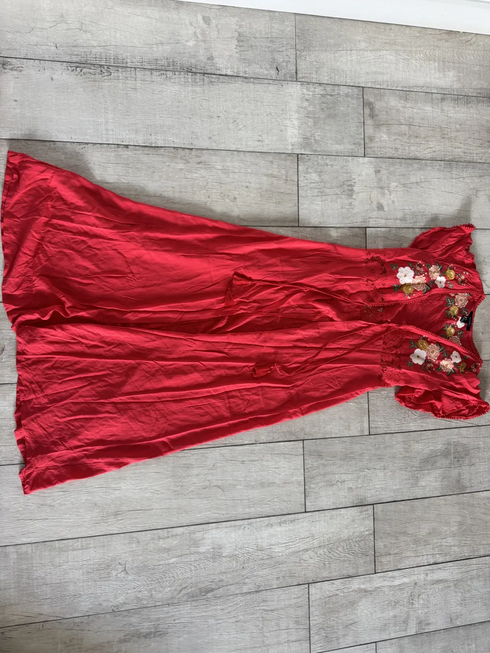 vestido largo rojo con bordados y nudo en el medio para atar 