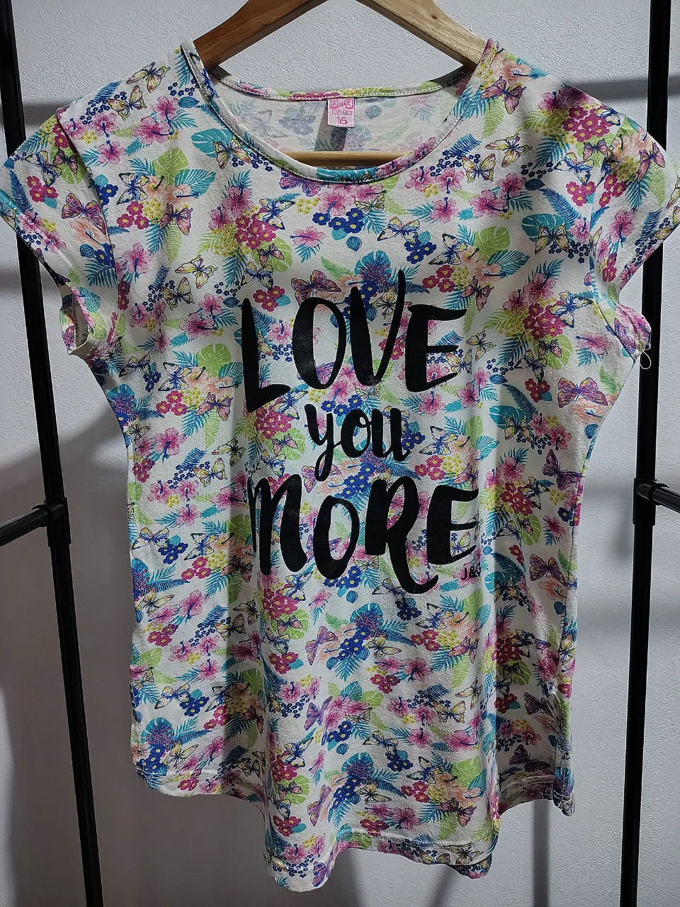 Remera manga corta de algodón con estampa floral.