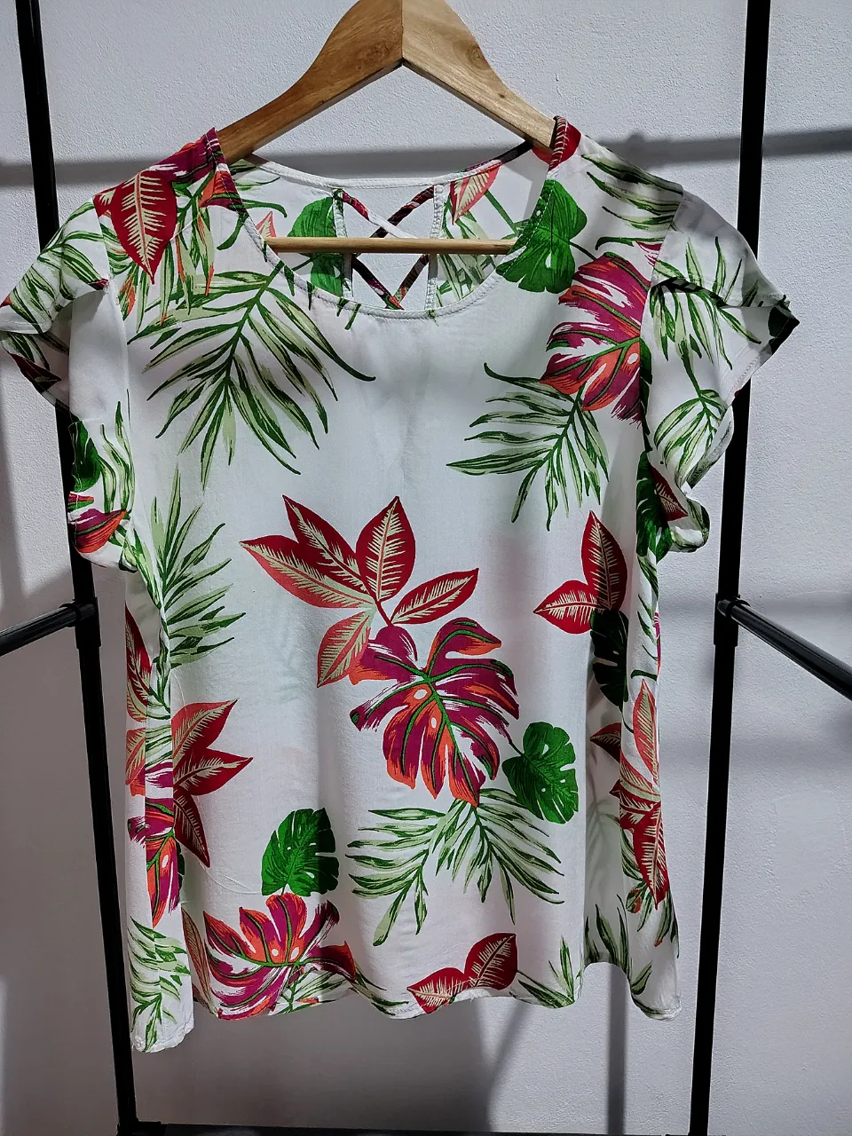 Remera de fibrana blanca con estampa. Posee mangas cortas y un detalle de tiras cruzadas en la espalda.