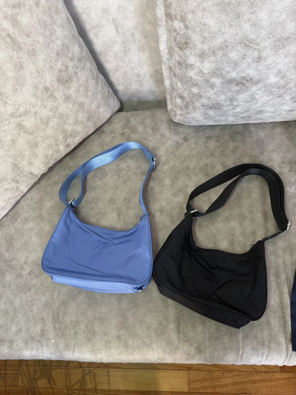 Set de dos shoulder bags, una en color celeste y otra en negro. Ambas con cierre y correa ajustable. 