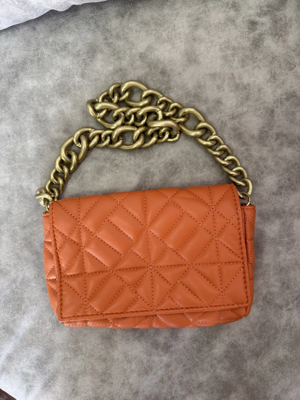 Shoulder bag naranja matelaseada con detalles dorados