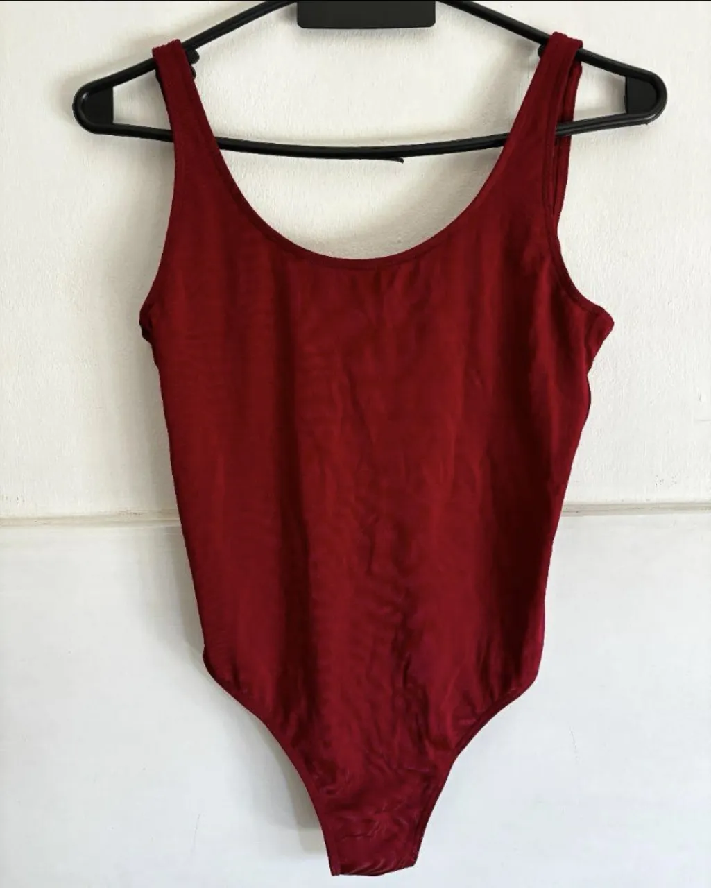 Enteriza talle XS de color rojo oscuro, ideal para usar como malla o body. Posee un corte clásico de cuello redondo, es súper cómoda. Sin uso, cuenta con espacio para incoporar tazas. NO incluye tazas. La imagen 3 y 4 son del interior de la malla.
 Largo total de frente aproximado: 47cm
 Ancho de busto aproximado: 48cm
 Ancho de cintura aproximado: 98cm
 Largo aproximado del tiro: 20cm