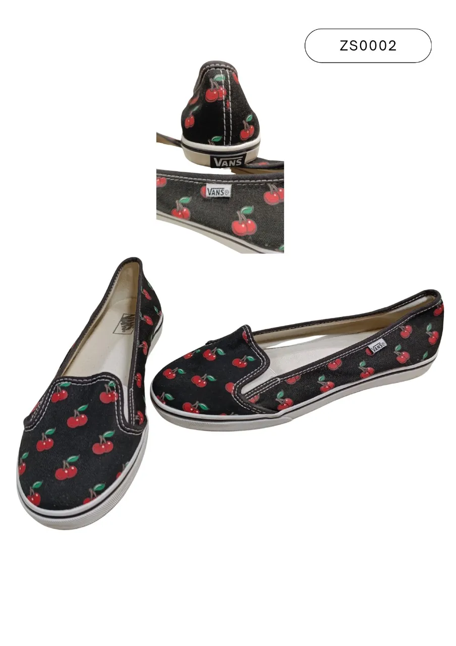 Zapatillas Vans súper cancheras con estampa de cerezas rojas sobre fondo negro. Ideales para darle un toque divertido y original a tu look. Son súper cómodas y versátiles.