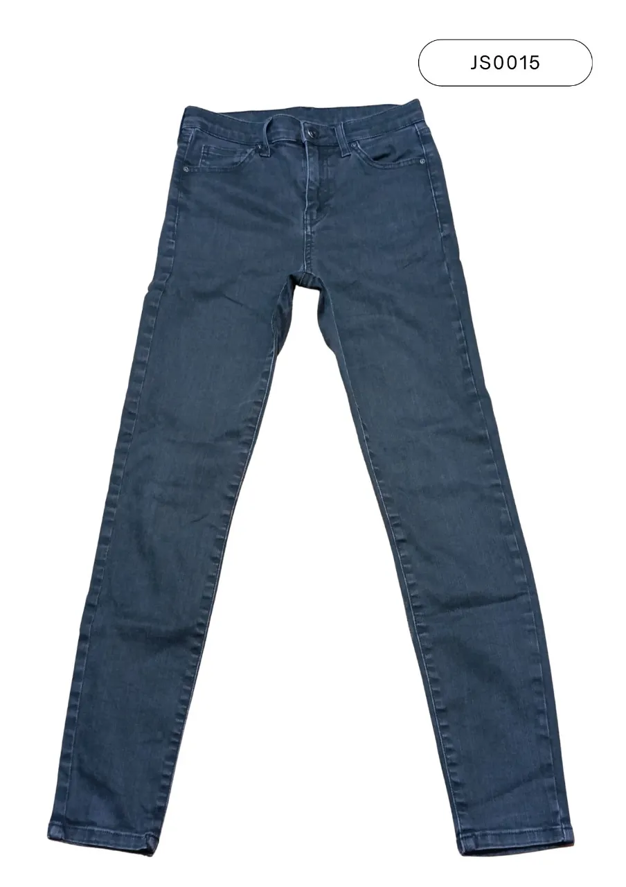 Jean de tiro medio, color gris oscuro. Posee bolsillos delanteros y traseros. 
Medidas:
Cintura: 34 cm
Tiro delantero: 26 cm
Tiro trasero: 34 cm 
Largo total: 94 cm
Botamanga: 11 cm