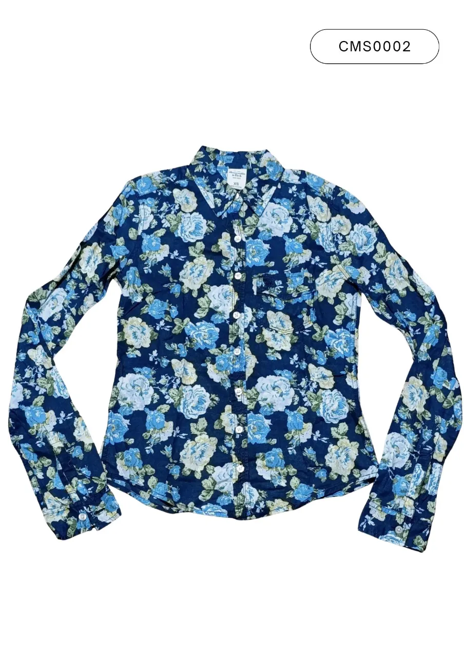 Camisa "Abercrombie & Fitch" de manga larga con estampa floral en tonos azules y amarillos. Posee cuello camisero y botones al frente. 100% algodón.
Medidas:
(1) 65 cm
(2) 42 cm