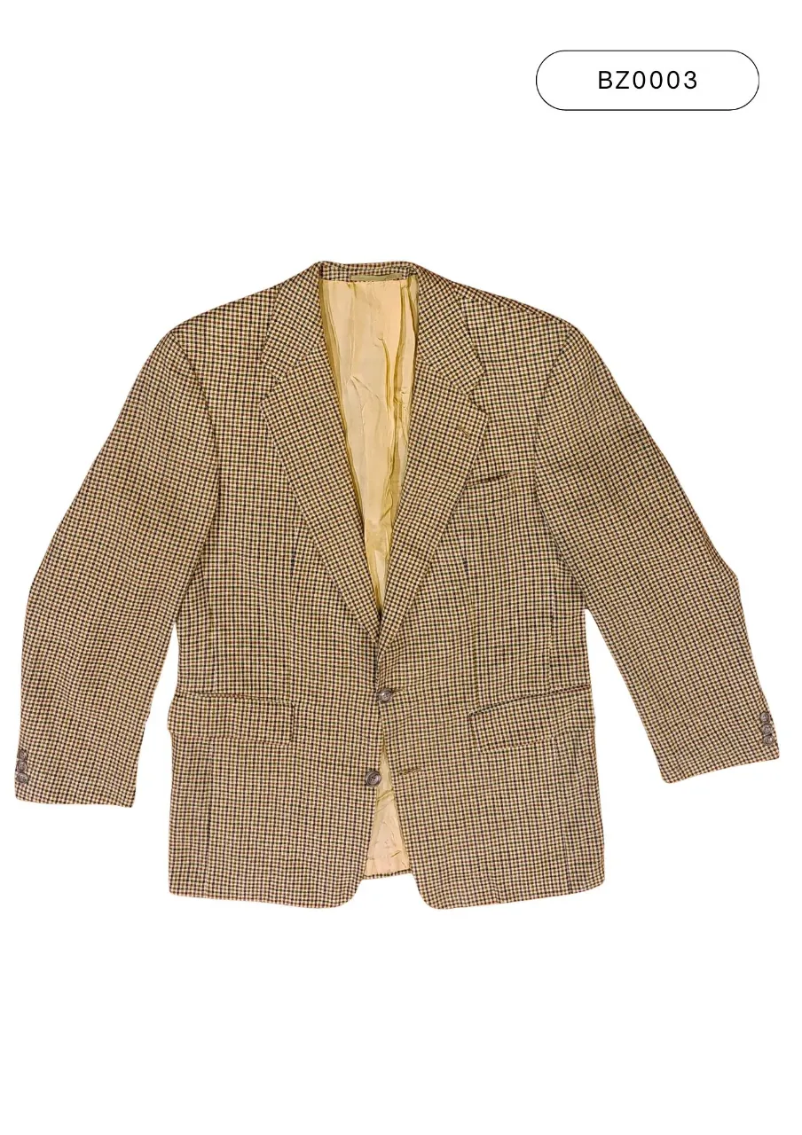 Blazer a cuadros de corte clásico, ideal para un look elegante y sofisticado. Perfecto para eventos formales o para elevar tu estilo diario. 
Medidas:
(1) 62 cm
(2) 60 cm