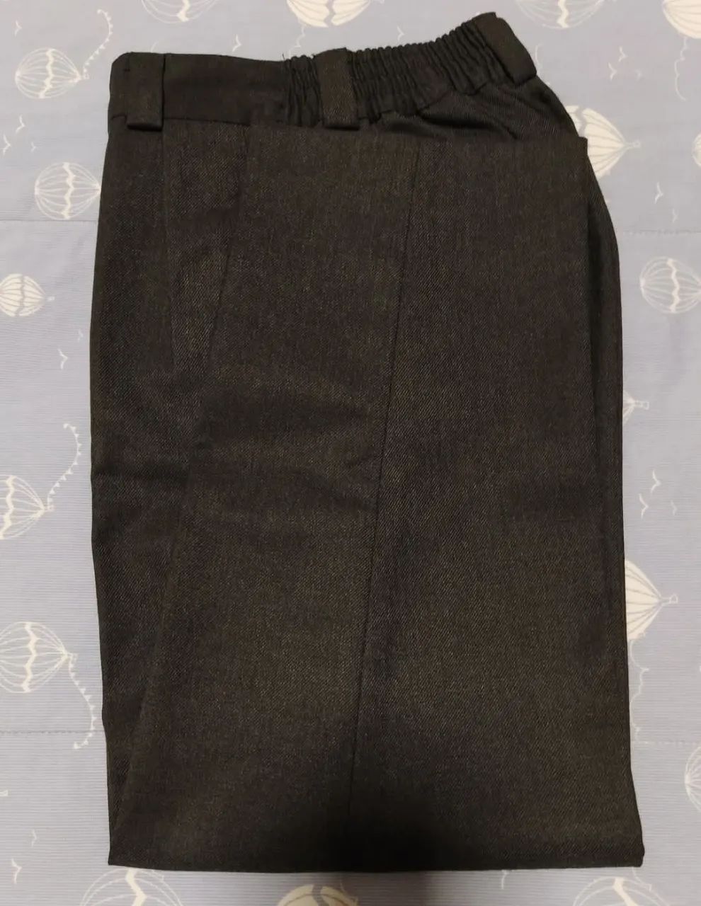 Pantalón de zarga para el Colegio, color gris oscuro. Confeccionado en tela de buena calidad, abrigada, de corte clásico y cintura elastizada para mayor comodidad. Talle 30 (Para 5-6-7 años para primer grado de primaria).