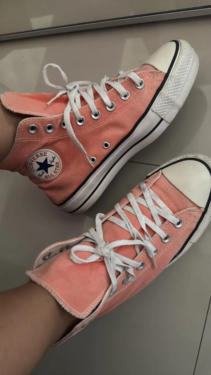Zapatillas Converse color salmón con cordones blancos y suela blanca.
detalles en la marca y adentro el desgaste
