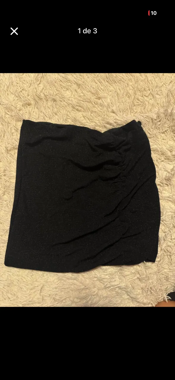 Pollera negra con brillos y fruncido lateral.