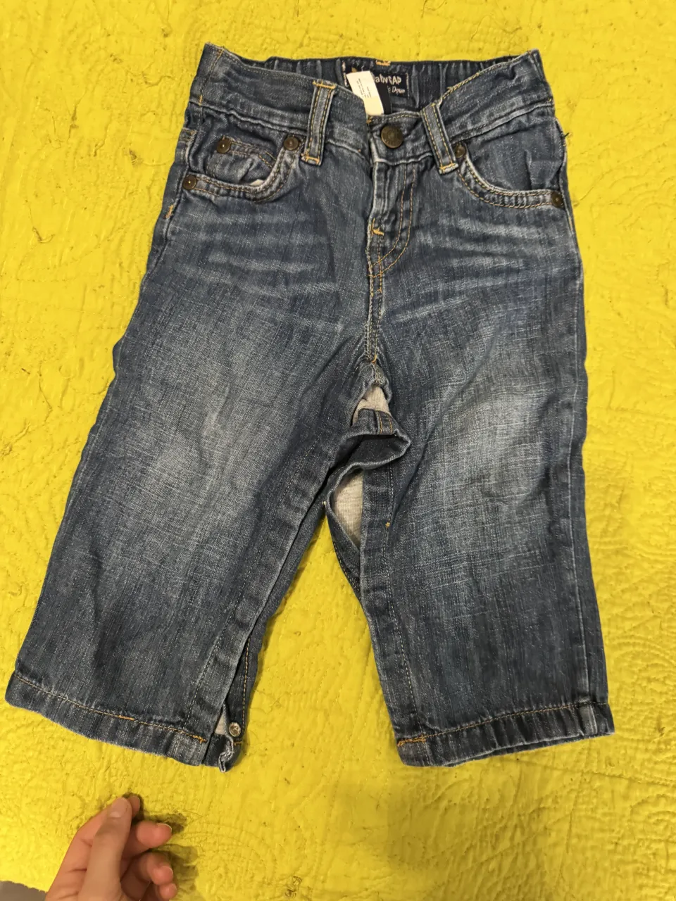 pantalon de jean para bebé, color azul. Tienen detalles de desgaste.