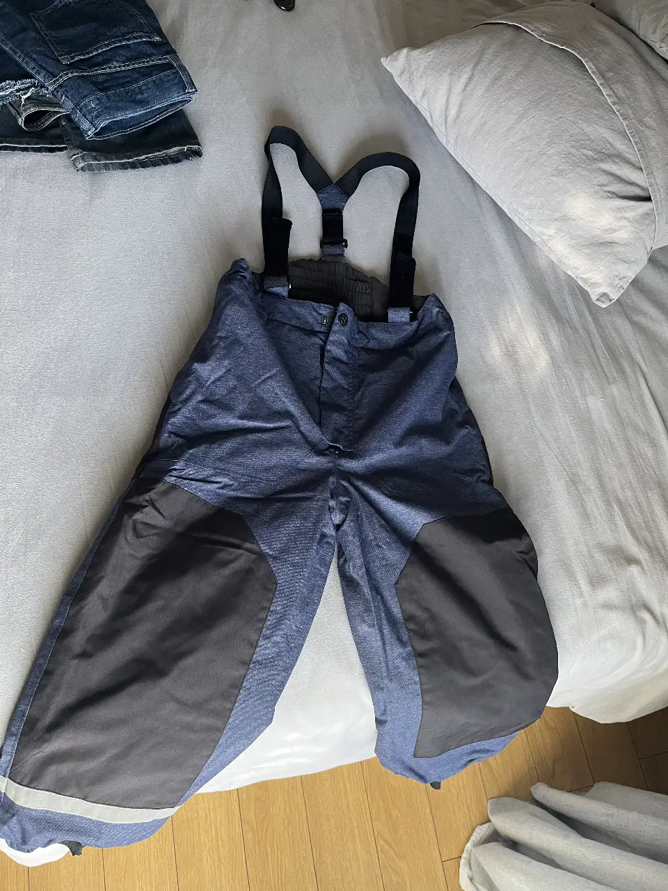 Pantalón de esquí azul con detalles en negro, ideal para la nieve. Cuenta con tirantes ajustables y refuerzos en las rodillas. Perfecto para actividades de invierno.