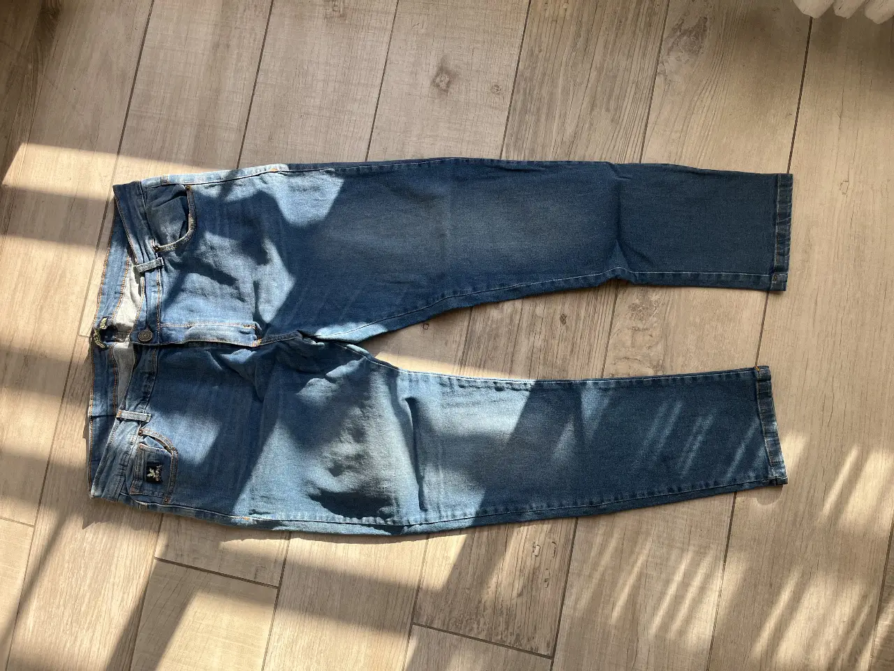 Jeans de hombre, rotos en las rodillas, tiro medio, de la marca Boss Indon, talle 40.