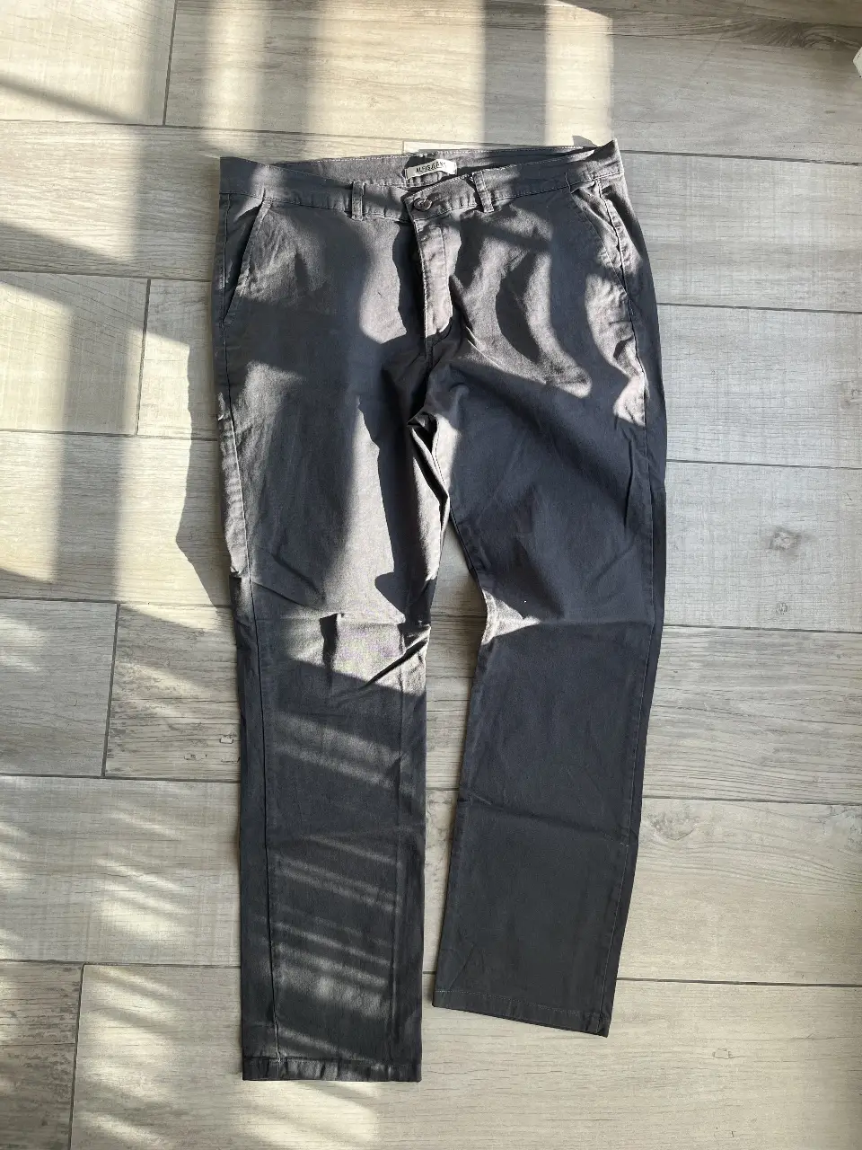 Pantalón chino gris para hombre, talle 50, de la marca Alfis Jeans. Confeccionado en 98% algodón y 2% elastano, ideal para un look casual y cómodo.