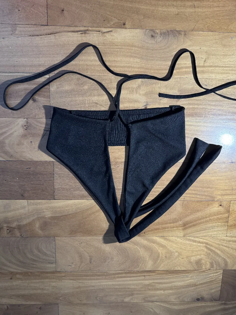 Top negro mil usos, ideal para armar tu propio top. Perfecto para un look moderno y versátil.