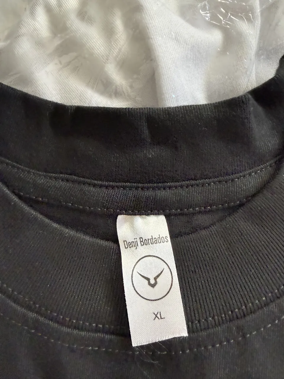 Remera Denji bordados - imagen 2