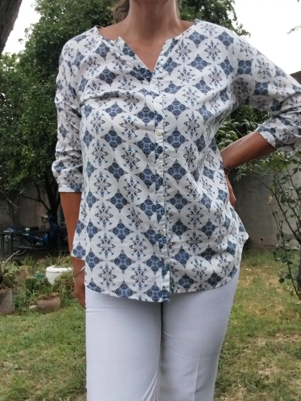 camisa Basemet con estampa geométrica en tonos azules y lilas escote en  V con botones y mangas regulables 100% algodón, talle XL. divina estado perfecto, como nueva, sin manchas, sin roturas, sin desgastes. es larguita como se aprecia en la foto 