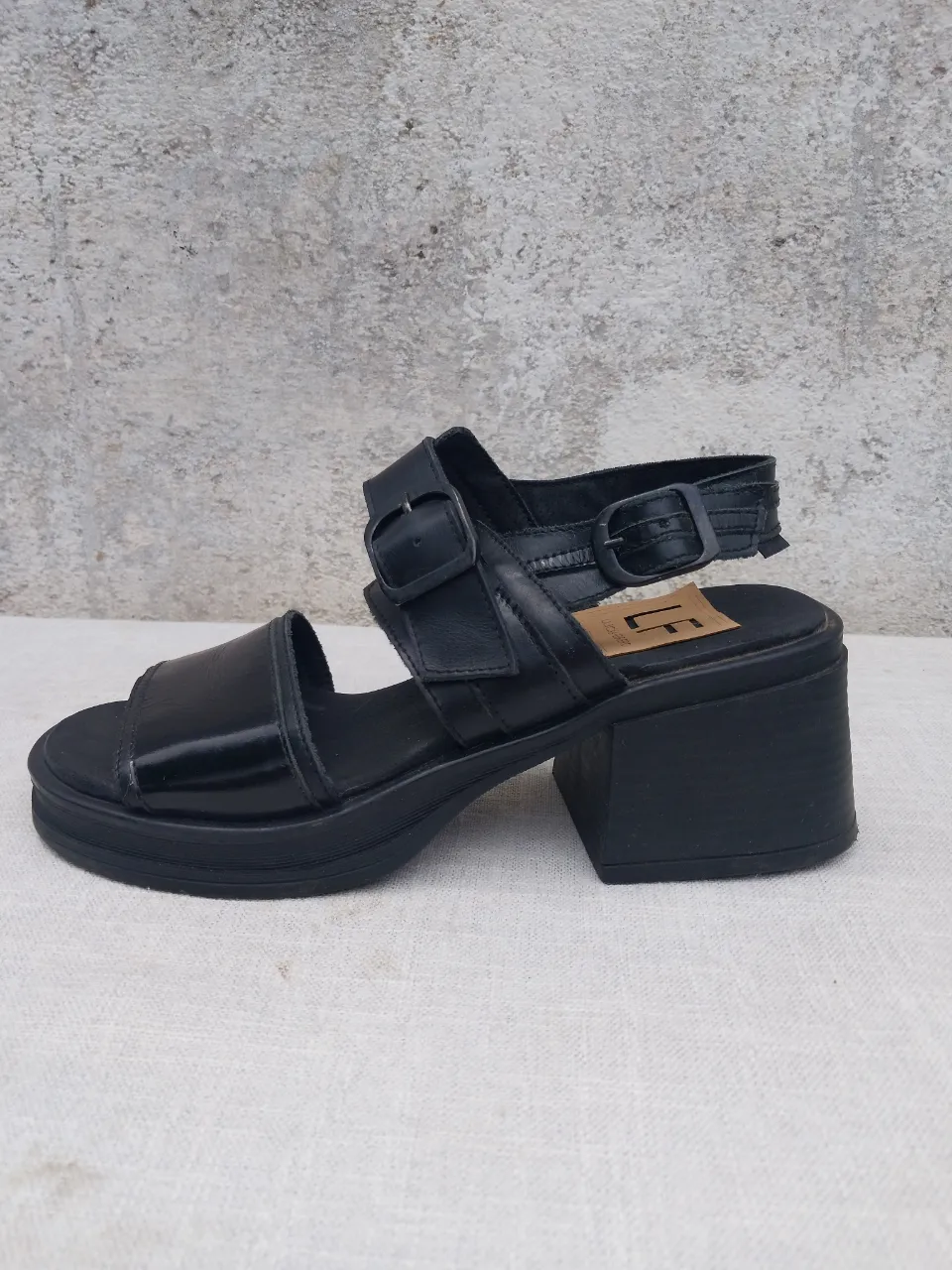 Sandalias negras de cuero vacuno con tiras y hebillas. Taco grueso y plataforma. de la marca Laura felici, usadas muy buen estado, tal cual laa fotos. 