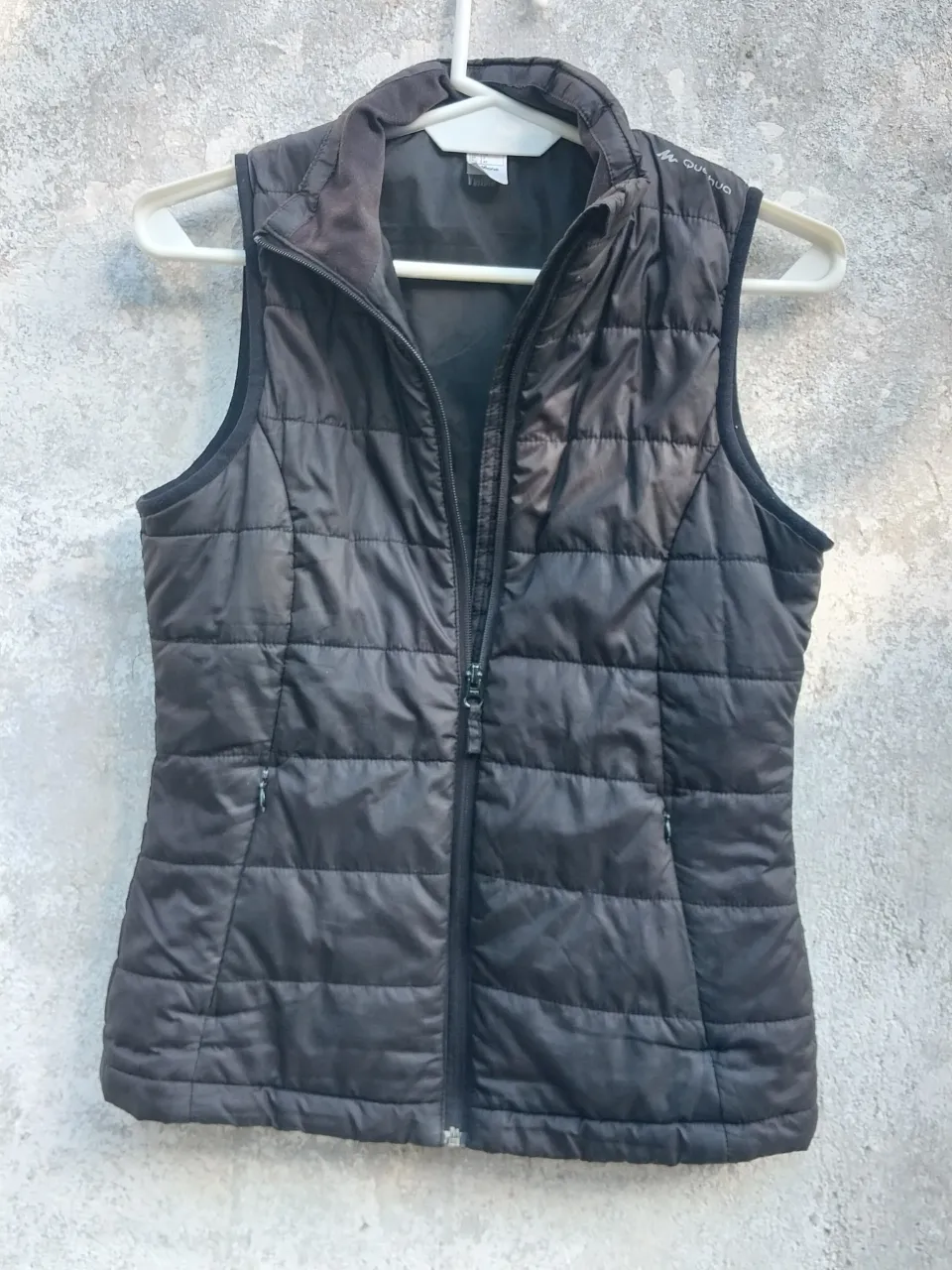 Chaleco inflable  de color negro marca Quechua,  con cierre completo al frente y cuello alto. Posee bolsillos laterales con cierre. usado muy buen estado cierre perfecto. y mirate que precio!!!