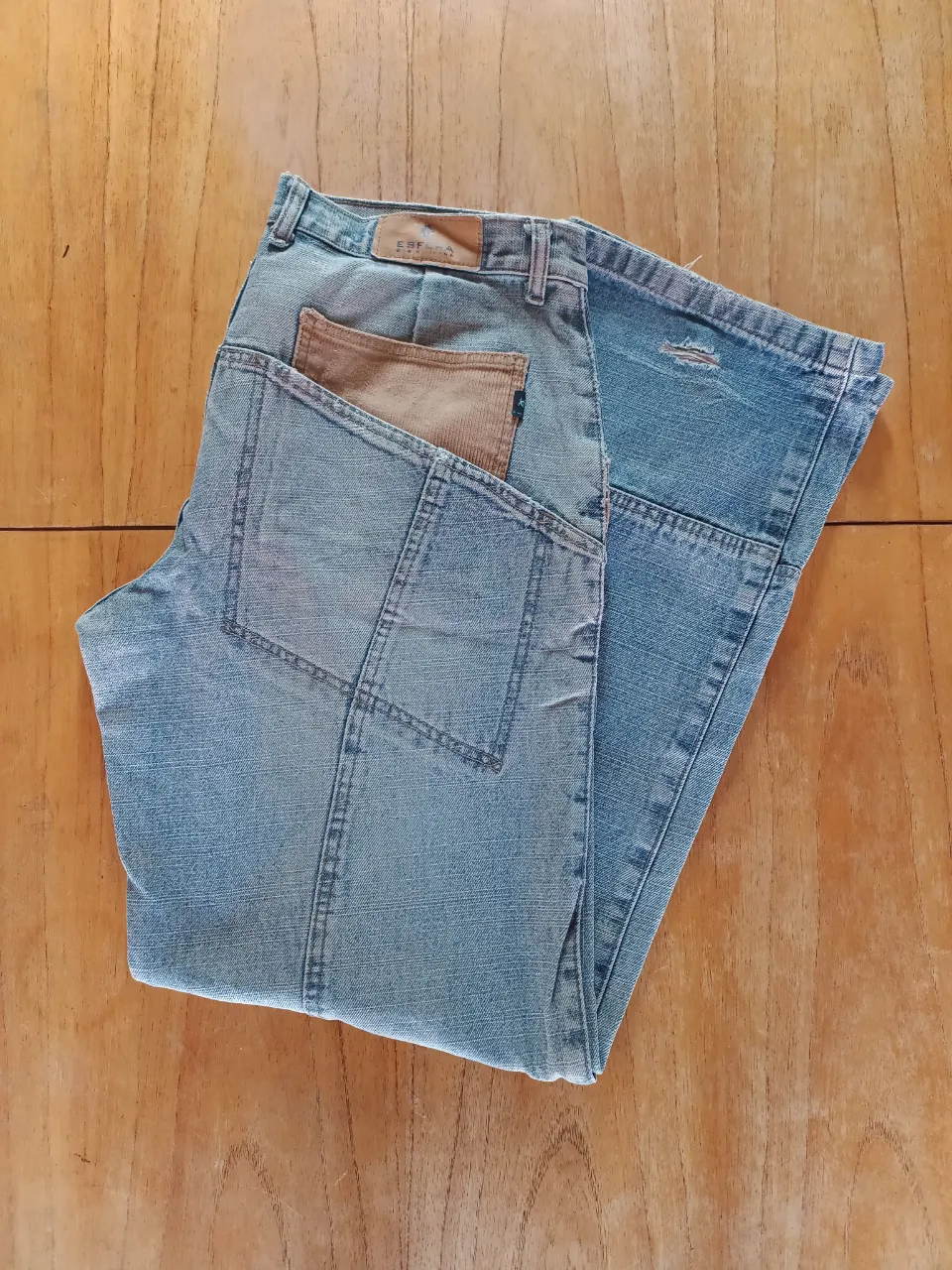 Pantalón Esfera Y2K Celeste Corderoy ( Talle 42 Arg )

Medidas
Cintura: 42cm
Tiro Delantero: 28cm
Tiro Trasero: 38cm
Largo: 103cm
Botamanga: 24cm