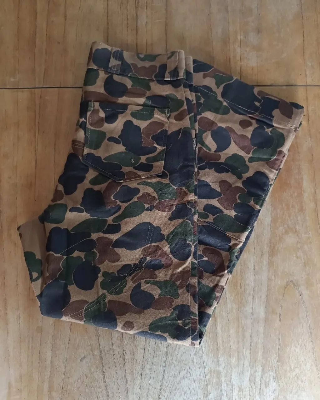 Pantalón Double Knee Camuflado Tipo Bape ( Talle 30 x 30 )

Medidas 
Cintura: 41cm
Tiro Delantero: 32cm
Tiro Trasero: 42cm
Largo: 103cm
Botamanga: 23cm
