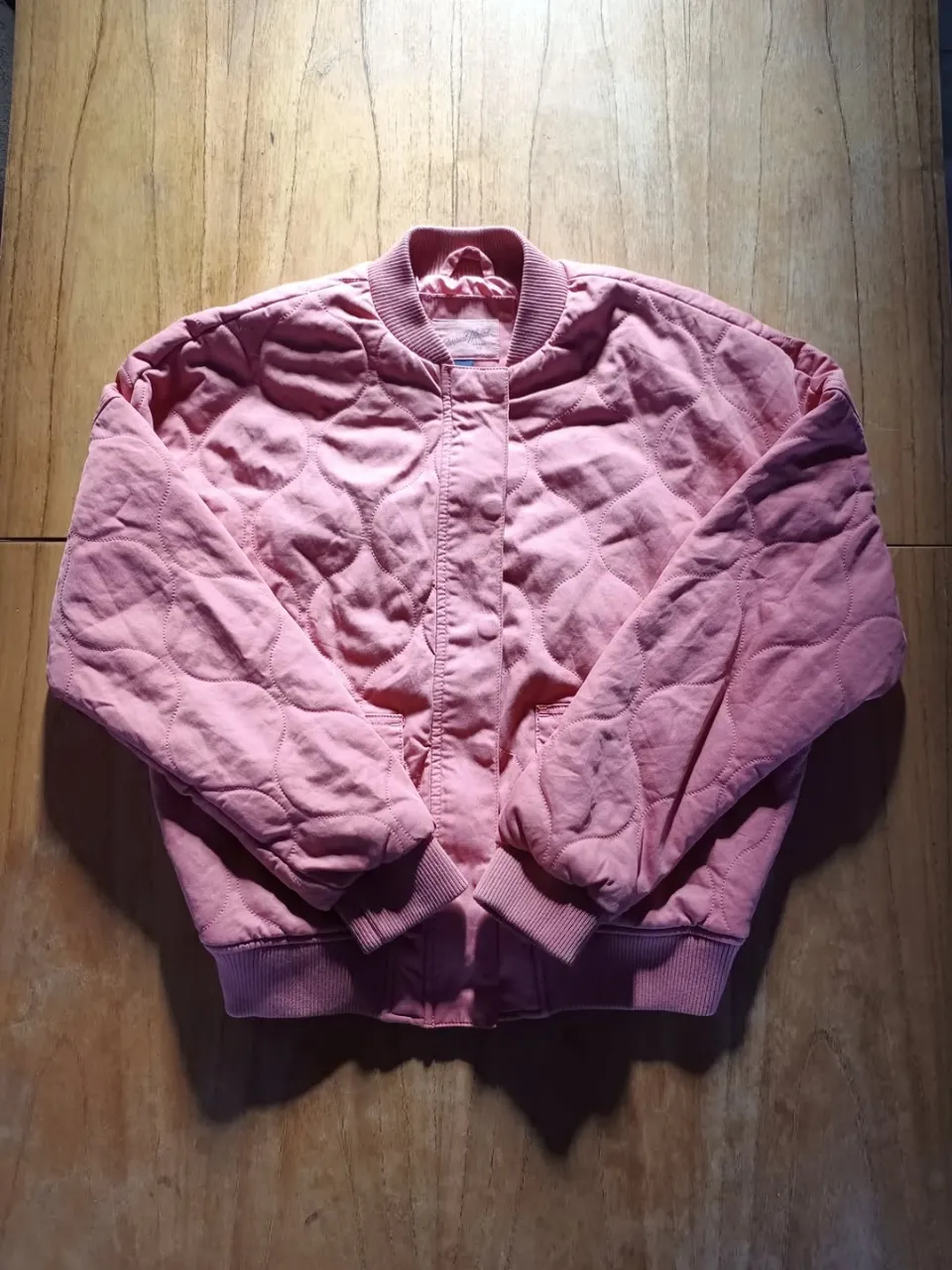 Campera Bomber Jacket Universal Thread Rosa ( Talle M )

Medidas
Axila a Axila: 60cm
Hombros: 66cm
Largo: 62cm
Mangas: 49cm