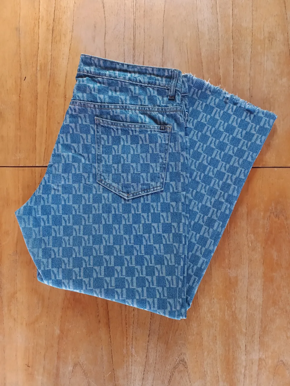 Pantalón Y - Lovers Full Estampa Celeste ( Talle 34 US - 44 Arg )

Medidas 
Cintura: 44cm
Tiro Delantero: 28cm
Tiro Trasero: 40cm
Largo: 94cm
Botamanga: 21cm