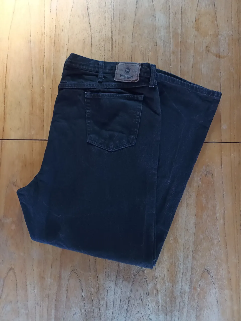 Pantalón Wrangler Premium Quality Negro ( Talle 46 US - 56 Arg )

Medidas 
Cintura: 56cm
Tiro Delantero: 40cm
Tiro Trasero: 48cm
Largo: 116cm
Botamanga: 24cm