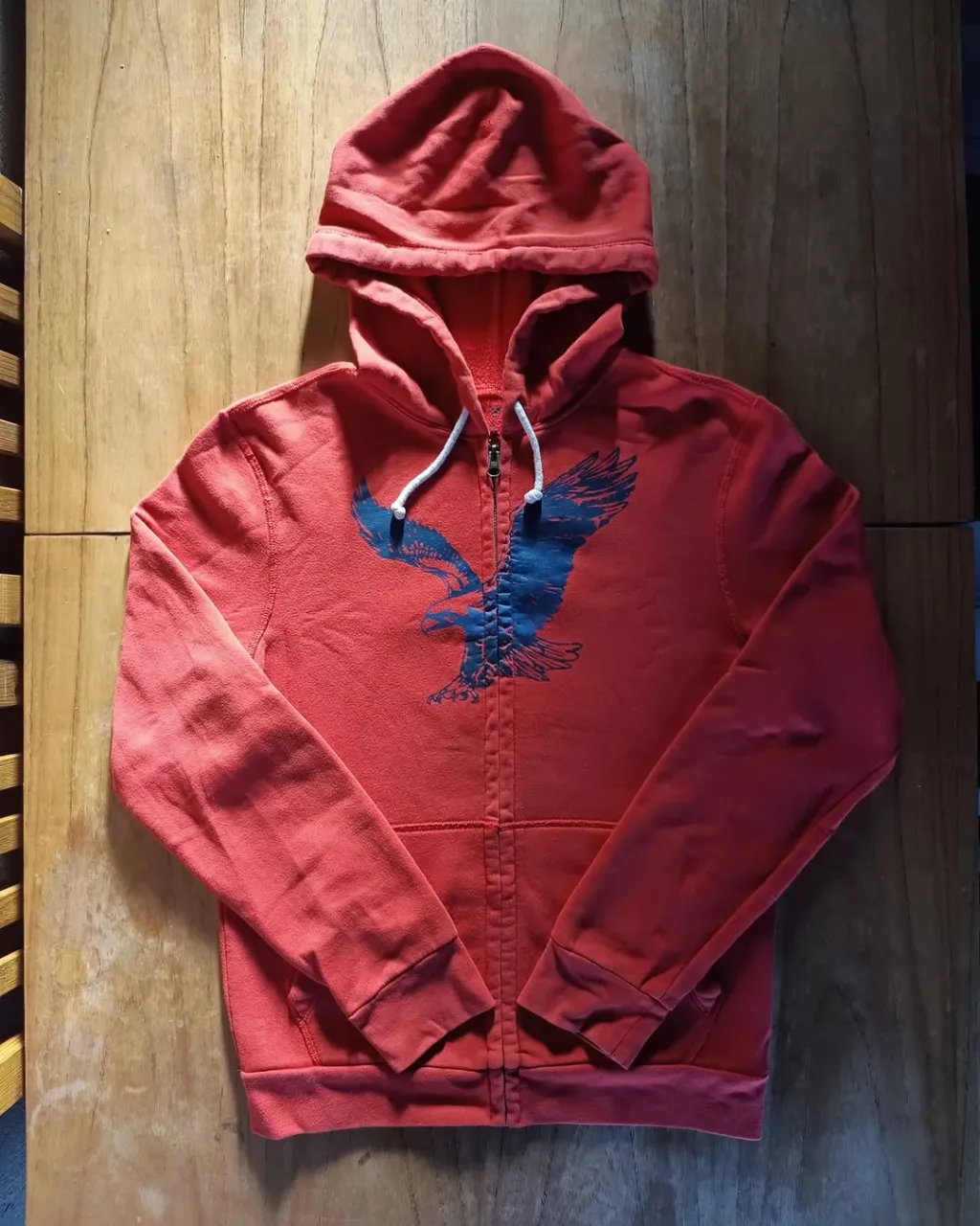 Campera American Eagle Outfitters Roja ( Talle S )

Medidas 
Axila a Axila: 52cm
Hombros: 46cm
Largo: 65cm
Mangas: 64cm