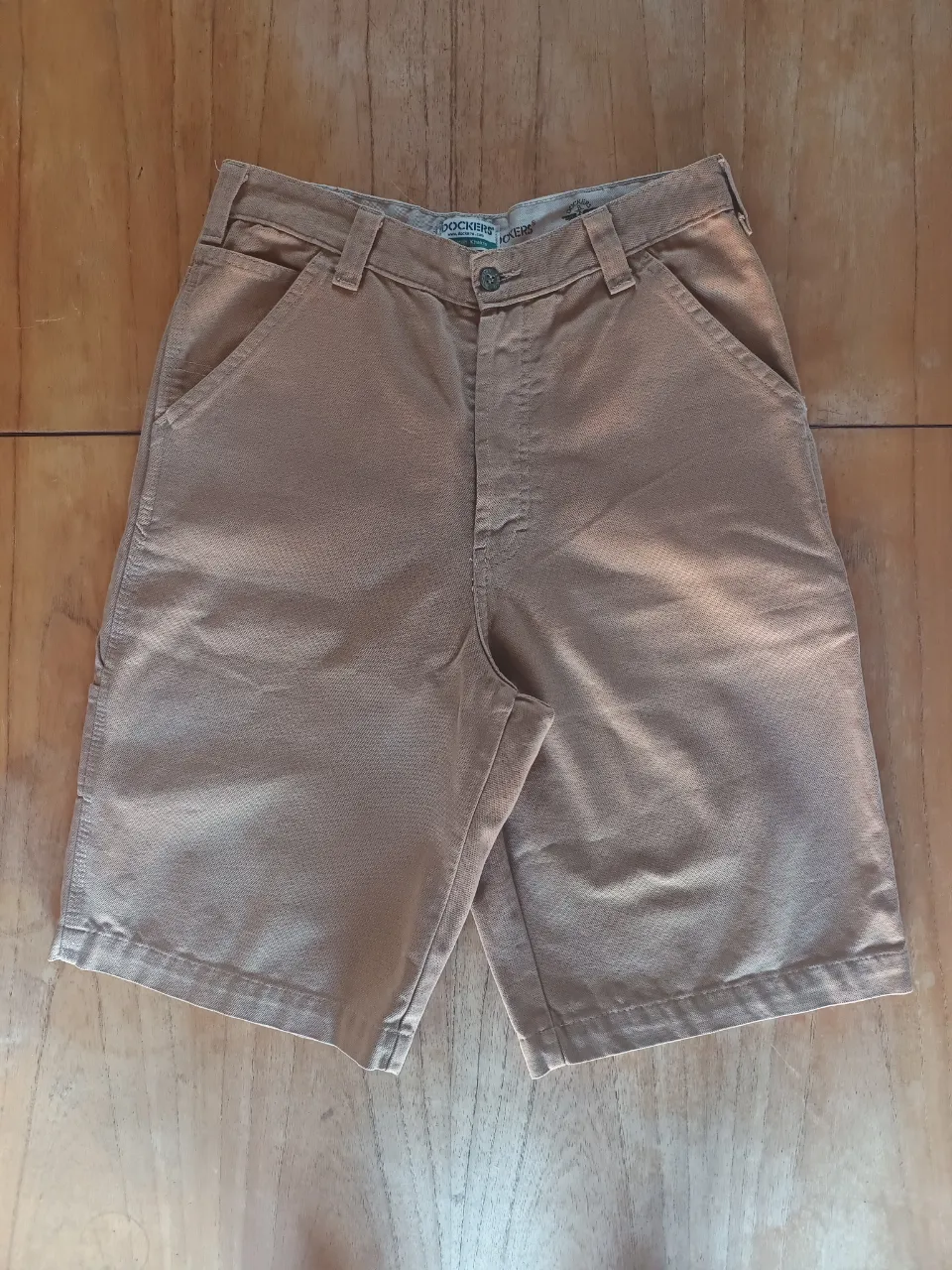 Bermuda Dockers Carpenter Marron Claro ( Talle 32 US - 42 ARG )

Medidas
Cintura: 40cm
Tiro Delantero: 38cm
Tiro Trasero: 43cm
Largo: 61cm
Botamanga: 30cm