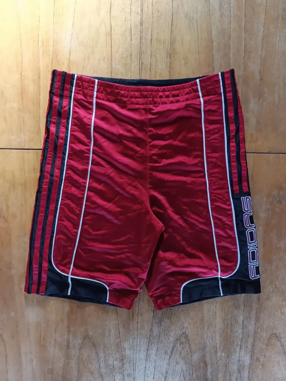 Short Adidas Vintage Reversible Negro y Rojo ( Talle XS )

Medidas 
Cintura: 37cm
Tiro Delantero: 30cm
Tiro Trasero: 33cm
Largo: 44cm
Botamanga: 22cm