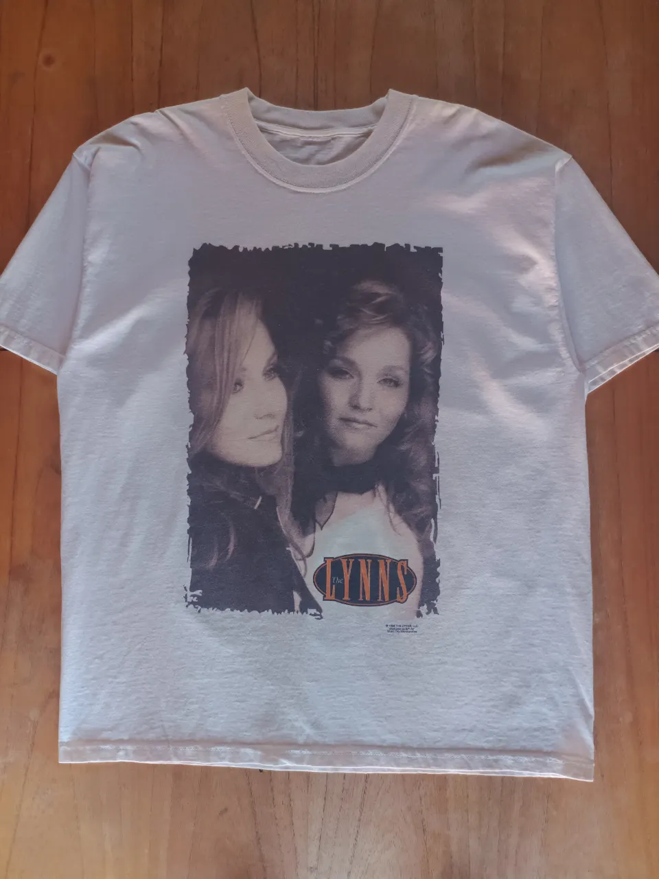 Remera The Lynns 1998 Vintage ( Talle XL )

Medidas
Axila a Axila: 61cm
Hombros: 57cm
Largo: 76cm
Mangas: 23cm